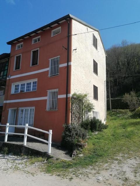 La Casa Sotto Il Pino Villa Torrebelvicino Exterior foto